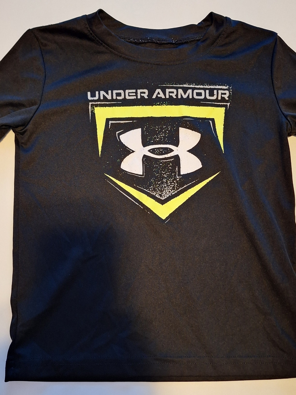 Under Armour Boys' Black Graphic Logo Tee with Yellow Accents Stylish Fasionable